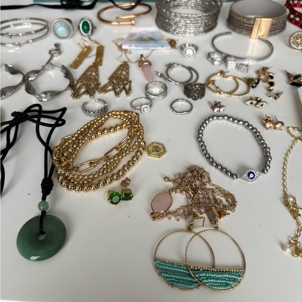 Elegant Gold and Green Necklace